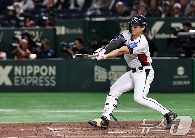 16일 오후 일본 도쿄돔에서 열린 월드베이스볼클래식(WBC) 대비 평가전 '2025 케이 베이스볼 시리즈(K-BASEBALL SERIES)' 일본과의 2차전 경기. 대한민국 송성문이 3회말 1사 만루 상황때 2타점 적시타를 치고 있다. 2025.11.16/뉴스1 ⓒ News1 구윤성 기자