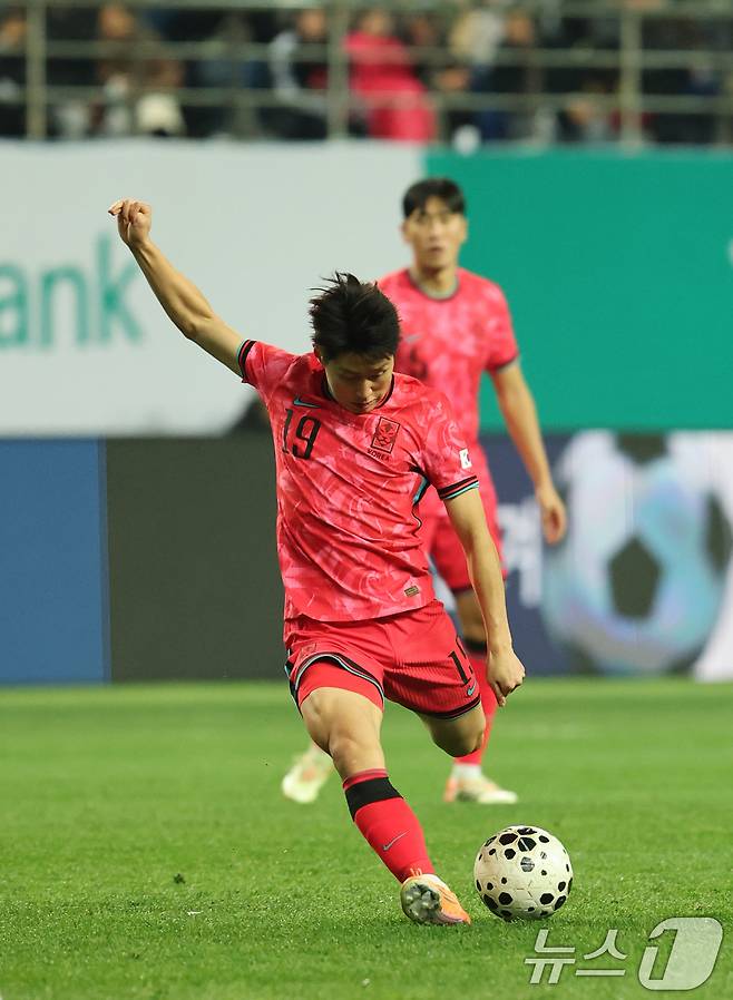 14일 오후 대전 유성구 대전월드컵경기장에서 열린 ‘하나은행 초청 국가대표팀 친선경기’ 대한민국과 볼리비아의 경기에서 이강인이 슛을 시도하고 있다. 2025.11.14/뉴스1 ⓒ News1 김기태 기자