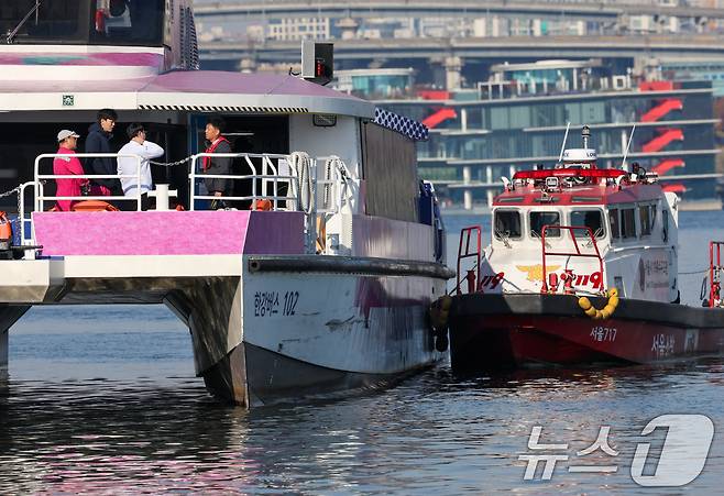 16일 서울 송파구 잠실선착장 인근 멈춰선 한강버스에서 관계자들이 대화하고 있다. . 2025.11.16/뉴스1 ⓒ News1 안은나 기자