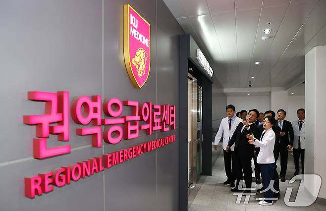 김민석 국무총리가 12일 오전 서울 성북구 고려대학교 안암병원을 찾아 권역응급의료센터 현장점검을 하고 있다. 2025.11.12/뉴스1 ⓒ News1 임세영 기자