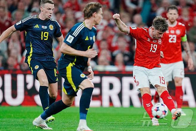 최종전을 펼치는 덴마크와 스코틀랜드.  ⓒ AFP=뉴스1