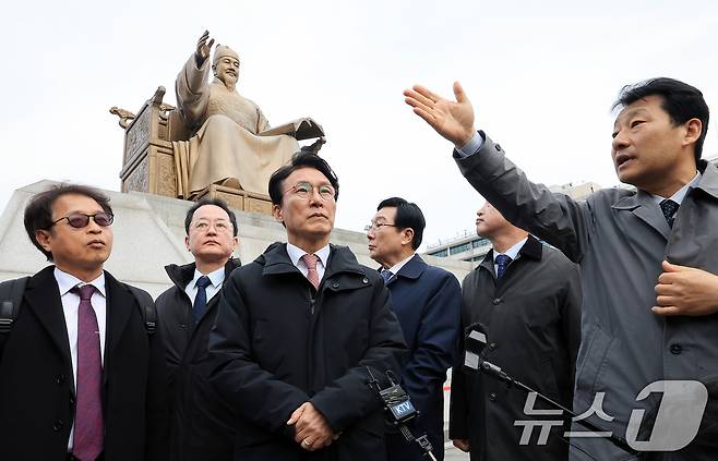 김민석 국무총리가 17일 서울 종로구 광화문광장 세종대왕상 앞에서 감사의정원에 대해 시민단체 관계자의 설명을 듣고 있다. 감사의 정원은 한국전쟁 참전 22개국에 감사를 표하는 공간으로 참전국의 석재로 만든 총기모양의 조형물 23개가 세워질 예정이다. 2025.11.17/뉴스1 ⓒ News1 이호윤 기자