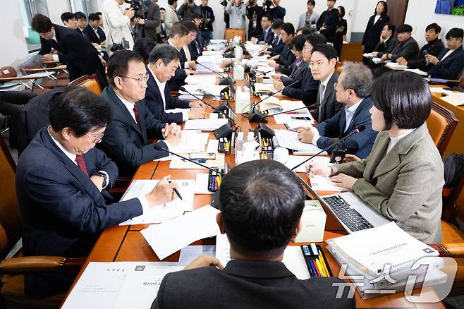 한병도 국회 예산결산특별위원장이 17일 서울 여의도 국회에서 열린 제429회 국회(정기회) 예산결산특별위원회 제1차 예산안등조정소위원회를 주재하고 있다. 2025.11.17/뉴스1 ⓒ News1 유승관 기자