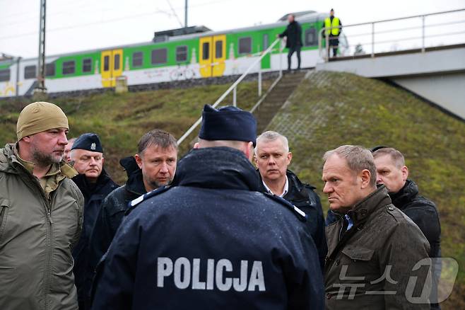 도날트 투스크 폴란드 총리(오른쪽)가 17일(현지시간) 폴란드 미카의 철도 폭파 현장을 점검하고 있다. 2025.11.17 ⓒ 로이터=뉴스1 ⓒ News1 강민경 기자
