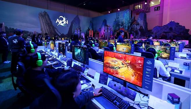 지스타 2025 행사장에 마련된 엔씨소프트 부스에서 ‘아이온 2’ 시연을 하고 있는 관람객들. 사진 | 엔씨소프트