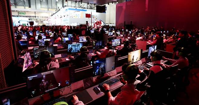 지스타 2025 행사장에 마련된 엔씨소프트 부스에서 ‘신더시티’ 시연을 하고 있는 관람객들. 사진 | 엔씨소프트