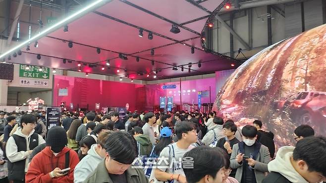 지스타 2025 엔씨소프트 부스에서 ‘신더시티’ 시연을 기다리는 관람객들의 모습. 벡스코 | 김민규 기자 kmg@sportsseoul.com