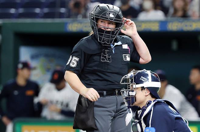 15일 일본 도쿄돔에서 열린 2025 K베이스볼 시리즈 대한민국과 일본의 평가전. 4회초 메이저리그(MLB) 최초 여성 심판인 젠 파월이 마스크를 고쳐쓰고 있다. 사진 | 도쿄=연합뉴스