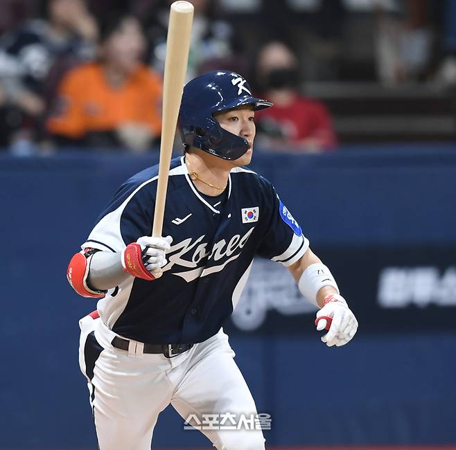 박해민이 9일 서울 고척 스카이돔에서 열린 ‘2025 K-베이스볼 시리즈’ 체코와 2차전 경기 9회초 2사1,2루 타구를 바라보고 있다. 우익수 플라이 아웃. 고척 | 최승섭기자 thunder@sportsseoul.com