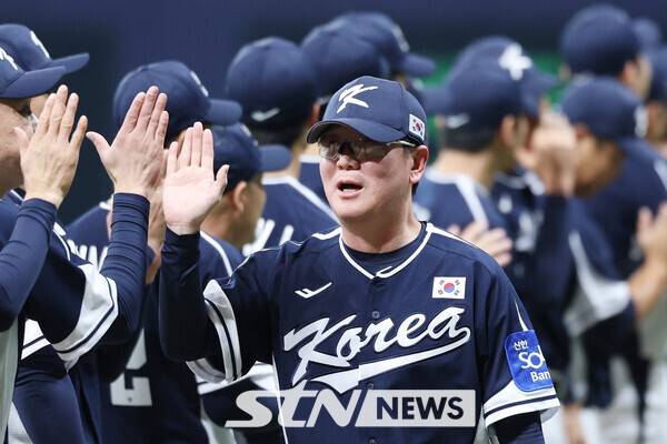 9일 오후 서울 구로구 고척스카이돔에서 열린 2025 K-베이스볼 시리즈 대한민국과 체코의 평가전 2차전 경기, 한국 류지현 감독이 식전 행사에 입장하며 선수단과 하이파이브하고 있다. /사진=뉴시스