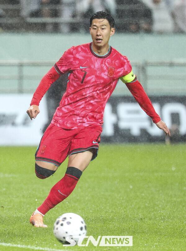 10일 서울 마포구 서울월드컵경기장에서 열린 남자 축구 국가대표 10월 A매치 친선전 대한민국과 브라질의 경기, 손흥민이 공을 향하고 있다. /사진=뉴시스