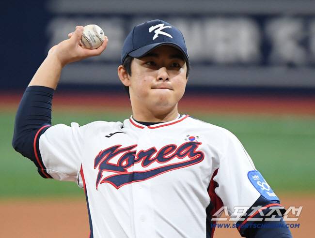 야구 국가대표팀이 7일 서울 고척스카이돔에서 훈련했다. 문현빈이 캐치볼을 하고 있다. 고척=정재근 기자 cjg@sportschosun.com/2025.11.7/