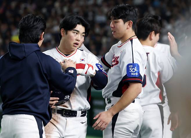 득점 성공한 문현빈

    (도쿄=연합뉴스) 이동해 기자 = 16일 일본 도쿄돔에서 열린 2025 K베이스볼 시리즈 대한민국과 일본의 평가전. 4회말 1사 1,2루 신민재의 1타점 적시타 때 2루에 있던 문현빈이 득점에 성공한 뒤 동료들에게 축하를 받고 있다. 2025.11.16 eastsea@yna.co.kr

<저작권자(c) 연합뉴스, 무단 전재-재배포, AI 학습 및 활용 금지>