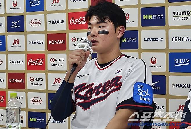 한국야구대표팀 김주원이 16일 일본과의 평가전서 9회말 동점 솔로포를 치고 기자회견장에서 외조부상을 당한 것에 대해 말하고 있다. 도쿄=권인하 기자