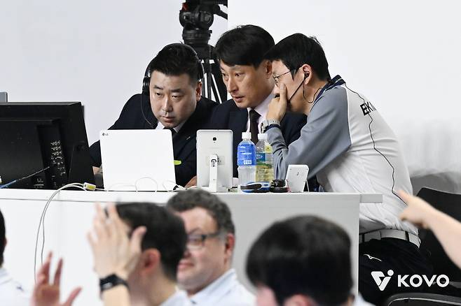 16일 현대캐피탈과 대한항공의 경기가 워낙 치열해 비디오판독 판정 하나 하나에 희비가 엇갈렸다. 사진제공=KOVO