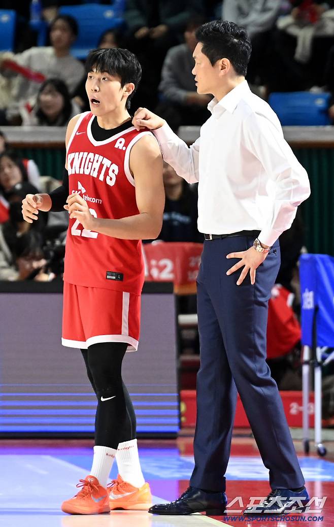 17일 잠실학생체육관에서 열린 프로농구 서울 SK와 수원 KT의 경기. SK 전희철 감독이 오재현과 이야기를 하고 있다. 잠실학생체=허상욱 기자wook@sportschosun.com/2025.11.17/