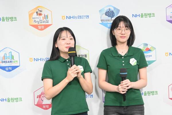 김채영(왼쪽) 9단과 이나현 2단. ⓒ한국기원