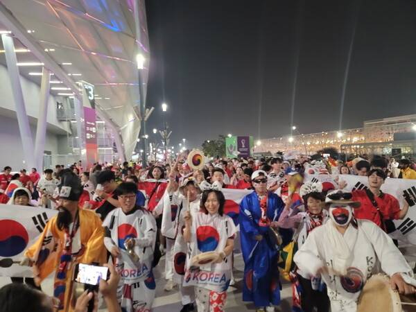 글로벌 아리랑 서포터즈가 오는 21일 서울 명동에서 '2036 전주하계올림픽 유치'를 기원하는 거리 홍보전을 펼친다. 사진은 지난 2022 카타르월드컵 대회 때 회원들이 사물놀이 응원을 하고 있는 모습. 사진=글로벌 아리랑 서포터즈 제공