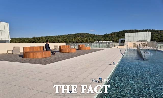 태안해양치유센터 옥상 시그니처 공간에서 바라 본 소나무 숲 풍광이 일품이다. /이수홍 기자
