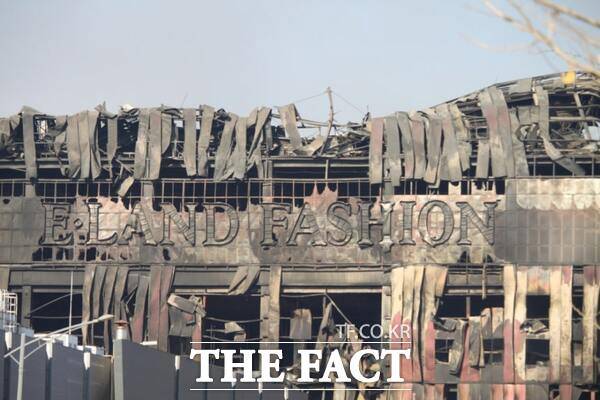 이랜드그룹 아시아 최대 규모의 천안 물류센터가 화재로 1100만 장의 의류가 소실될 위기에 처했다. 사진은 지난 15일 오전 6시 8분 발생한 충남 천안시 풍세면 이랜드패션 물류센터 이튿날인 16일 오전 모습. /뉴시스