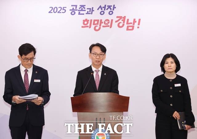 김명주 경남도 경제부지사가 'SK오션플랜트 매각 추진'과 관련해 브리핑을 하고 있다. /경남도