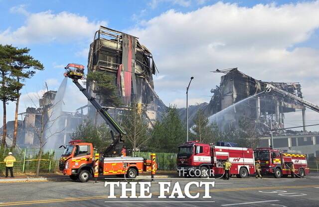 천안 이랜드 물류센터 화재 현장. 건물 붕괴 위험으로 인해 소방당국은 외부에서 진화 작업을 진행하고 있다. /정효기 기자