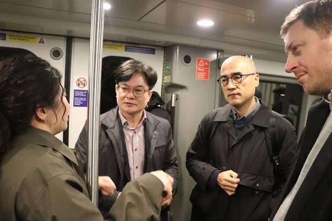 엘리자베스라인 지하철 안에서 관계자들의 설명을 듣고 있는 김병수 시장. 김포시 제공