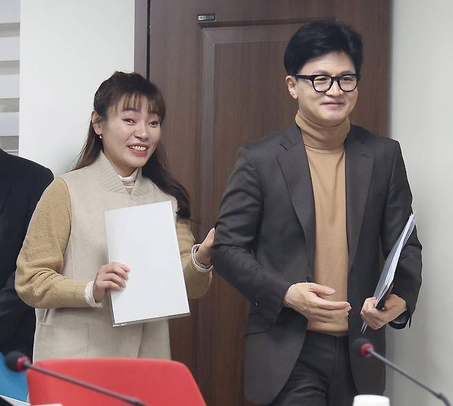 지난해 2월 한동훈 당시 국민의힘 비상대책위원장이 서울 여의도 당사에서 열린 비상대책위원회의에 김예지 당시 비대위원과 함께 참석 하고 있는 모습. /뉴스1
