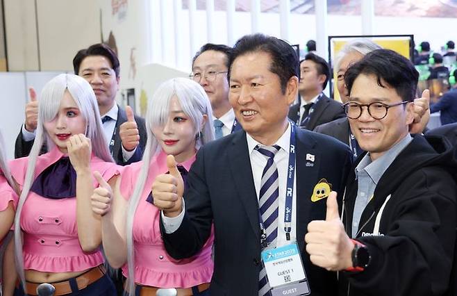 정청래 더불어민주당 대표가 14일 부산 해운대구 벡스코에서 열린 글로벌 게임전시회 '지스타 2025' 행사장을 방문, 게임업체 관계자 및 게임 캐릭터 모델 등과 기념사진을 찍고 있다. ⓒ뉴시스