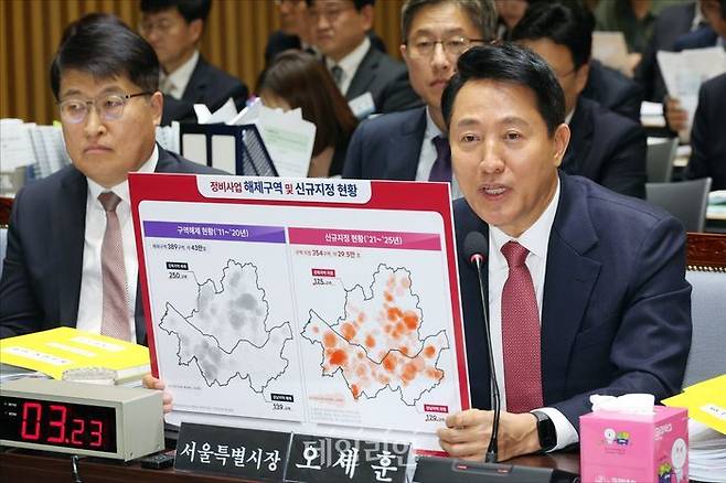 오세훈 서울특별시장이 지난달 23일 서울시청에서 열린 국회 행정안전위원회의 서울시에 대한 2025 국정감사에서 질의에 답변하고 있다. ⓒ데일리안 홍금표 기자