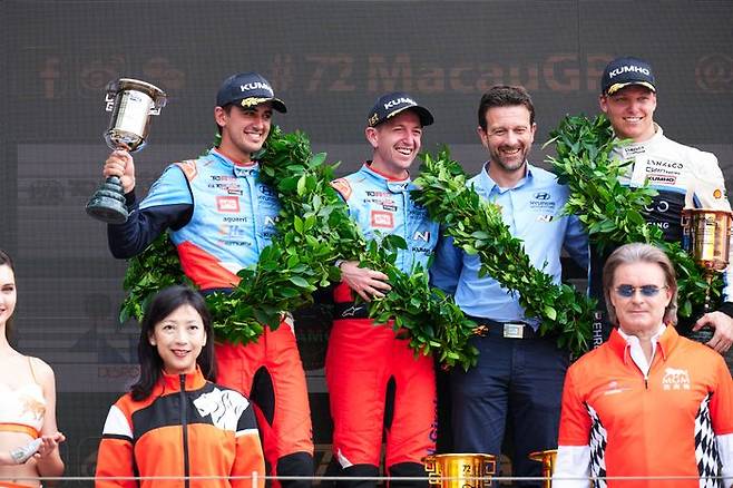 BRC 현대 N 스쿼드라 코르세 팀 소속 네스토르 지로라미 선수와 미켈 아즈코나 선수가 11월 13~16일 열린 '2025 TCR 월드투어' 마카오 대회에서 우승ᆞ준우승을 차지하고 포디움에서 기뻐하고 있다.ⓒ현대자동차