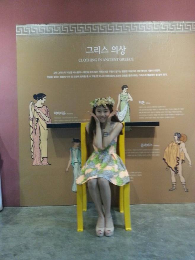 한국 생활 초기인 2010년, 해외 의류 역사를 소개하는 전시회장의 그리스 의상 설명판 앞에서 포즈를 취한 강지현 대표.