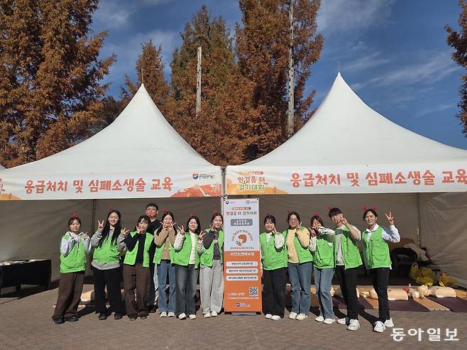 마인드앤매뉴얼이 15일 서울 광진구 어린이대공원에서 열린 ‘2025 심장병 예방을 위한 한걸음 더 걷기대회’에 마련한 부스와 임직원들의 모습. 마인드앤매뉴얼 제공