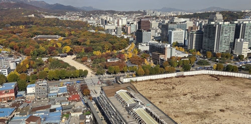 국가유산청이 유네스코 세계유산인 종묘 인근 세운4구역 재개발 사업에 문제를 제기한 데 대해 이 일대 토지주들이 “국가유산청이 재개발을 불가능하게 한다면 부당한 행정 행위에 대한 책임을 물어 손해배상·직권남용 등 민형사상의 책임을 물을 것”이라며 반발했다. 사진은 11일 서울 종묘와 세운4구역 모습.   [연합뉴스]