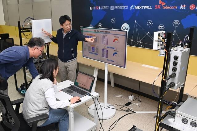 ETRI 연구진이 ‘지능형 무선 액세스 기술’을 시연하고 있다. ETRI 제공.