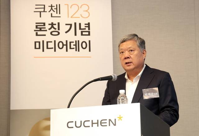 쿠첸이 지난 7월 야심차게 출시한 신제품에도 불구하고 3분기 밥솥 시장에서 매출이 후퇴한 것으로 나타났다. 사진은 박재순 쿠첸 대표가 지난 7월 서울 삼성동에 소재한 인터컨티넨탈 서울 파르나스에서 열린 ‘123 밥솥’ 론칭 기자간담회에 참석해 발표하고 있는 모습. 쿠첸 제공