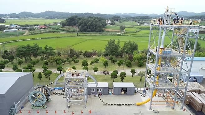 J-튜브리스 해저케이블 설치 공법을 검증하기 위해 구축한 육상 실증 시험 시스템.