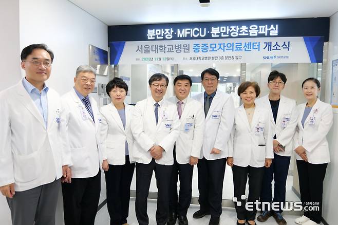 [왼쪽부터]조영민 기획조정실장(1번째), 구승엽 산부인과장(2번째), 정은희 간호본부장(3번째),  김영태 병원장(4번째), 박중신 중증 모자의료센터장(5번째), 신충호 소아청소년과장(6번째), 최은화 어린이병원장(7번째)