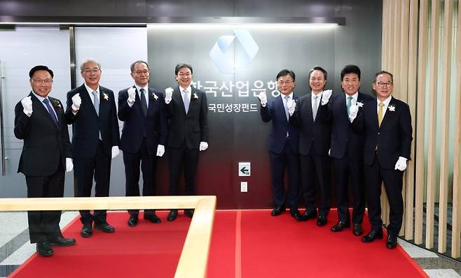 이억원(왼쪽 네번째) 금융위원장이 17일 오후 서울 여의도 산업은행 별관에서 열린 국민성장펀드 사무국 현판식에서 박상진 산업은행 회장 및 5대 금융지주 회장과 현판식을 마치고 기념촬영을 하고 있다. 뉴시스