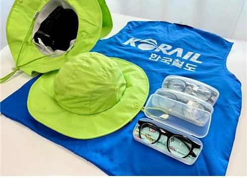 코레일이 폐작업복 등을 업사이클링해 제작한 작업모와 노인용 돋보기안경 세트