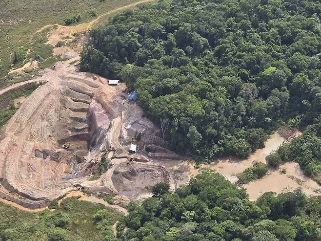 13일 피리아 지역 카쇼에이라 금광 채굴장 인근 숲에 황토색 절벽이 드러나 있다. 자이르 보우소나루 전 브라질 대통령이 아마존 개발 정책을 펼친 뒤 열대우림 일대 자원 개발이 심화했다. 벨렝/옥기원 기자 ok@hani.co.kr