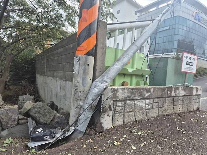 지난 12일 제주시 오라2동 도로의 전신주가 크게 휘어져 있다. 이틀 전 이곳에서 새벽배송하던 쿠팡 택배기사가 교통사고로 숨졌다. 서보미 기자