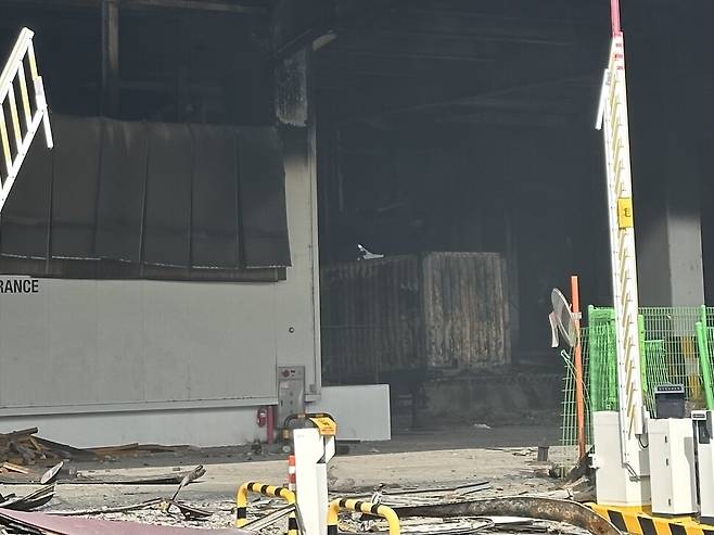 불이 난 이랜드 천안물류센터 서쪽 출입구 안에 하차 대기하던 컨테이너가 전소한 채 남아 있다. 송인걸 기자