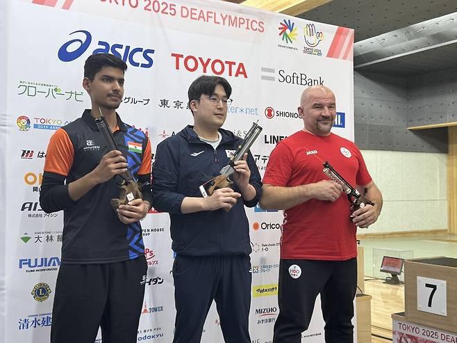 17일 일본 도쿄 아지노모토 국립훈련센터 사격장에서 열린 2025 도쿄데플림픽 남자 10m 공기권총 결선에서 금메달을 획득한 김태영(가운데). 대한장애인체육회 제공