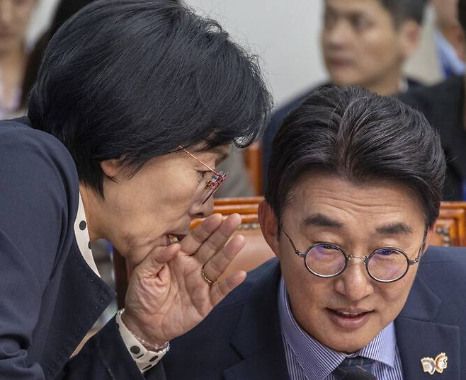 더불어민주당 언론개혁특별위원회 최민희 위원장(왼쪽)과 노종면 의원이 10월20일 국회에서 열린 언론개혁특위 허위 조작정보 근절안 발표에서 대화하고 있다. 연합뉴스