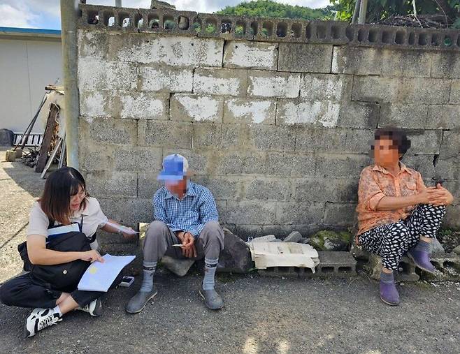 나효은 조사관이 2024년 9월 경북 경주시 산내면에서 한국전쟁기 민간인 학살 사건에 관해 탐문조사를 하는 모습. 경로당에서 추천받은 최고령 어르신과 집 대문 밖에서 이야기를 나누고 있다. 나효은 제공