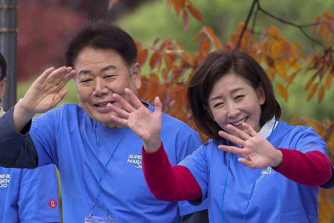스페셜올림픽코리아 주최로 2025년 11월8일 오전 서울 마포구 평화의 공원에서 열린 장애인과 비장애인이 함께하는 ‘슈퍼블루마라톤’ 대회에서 정양석 회장(왼쪽)과 나경원 명예회장이 참가자들에게 인사하고 있다. 김진수 선임기자