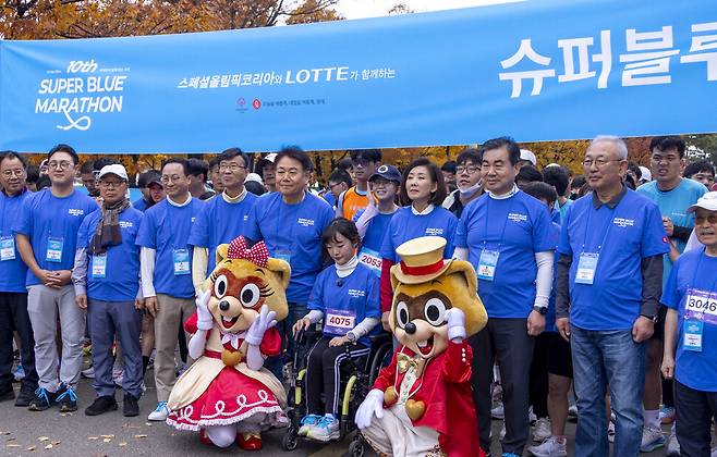 스페셜올림픽코리아 주최로 2025년 11월8일 오전 서울 마포구 평화의 공원에서 열린 장애인과 비장애인이 함께하는 ‘슈퍼블루마라톤’ 대회에서 정양석 회장과 나경원 명예회장 등 임원들이 참가자들과 사진을 찍고 있다. 김진수 선임기자