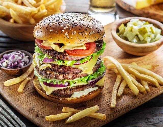 그리스에서 '햄버거 통째로 삼키기' 챌린지를 시도한 20대 남성이 질식으로 쓰러져 중태에 빠졌다. 게티이미지뱅크