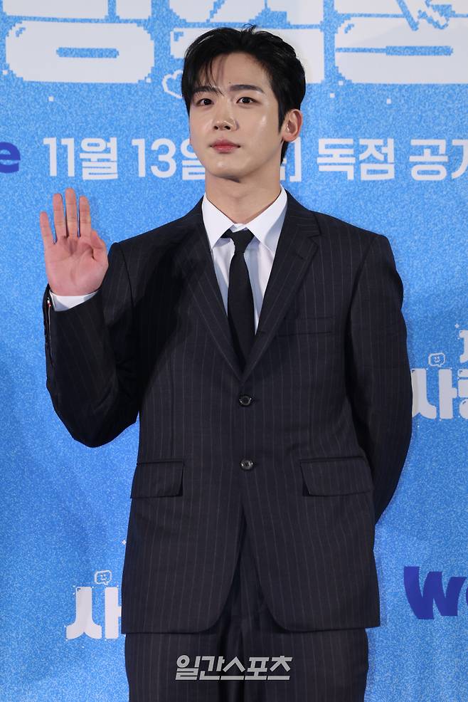 배우 김요한이 11일 오전 서울 마포구 스탠포드호텔에서 열린 웨이브 오리지널 '제4차 사랑혁명' 제작발표외에 참석해 포토타임을 갖고 있다. '제4차 사랑혁명'은 모태솔로 공대생 주연산과 백만 인플루언서 강민학이 무근본 학과 통폐합으로 동기가 된다. 전혀 다른 운영체제로 돌아가던 두 사람과 그 친구들의 오류 가득한 팀플, 그리고 대환장 로맨스. 오는 13일 오전 11시 첫 공개. 서병수 기자 qudtn@edaily.co.kr /2025.11.11/